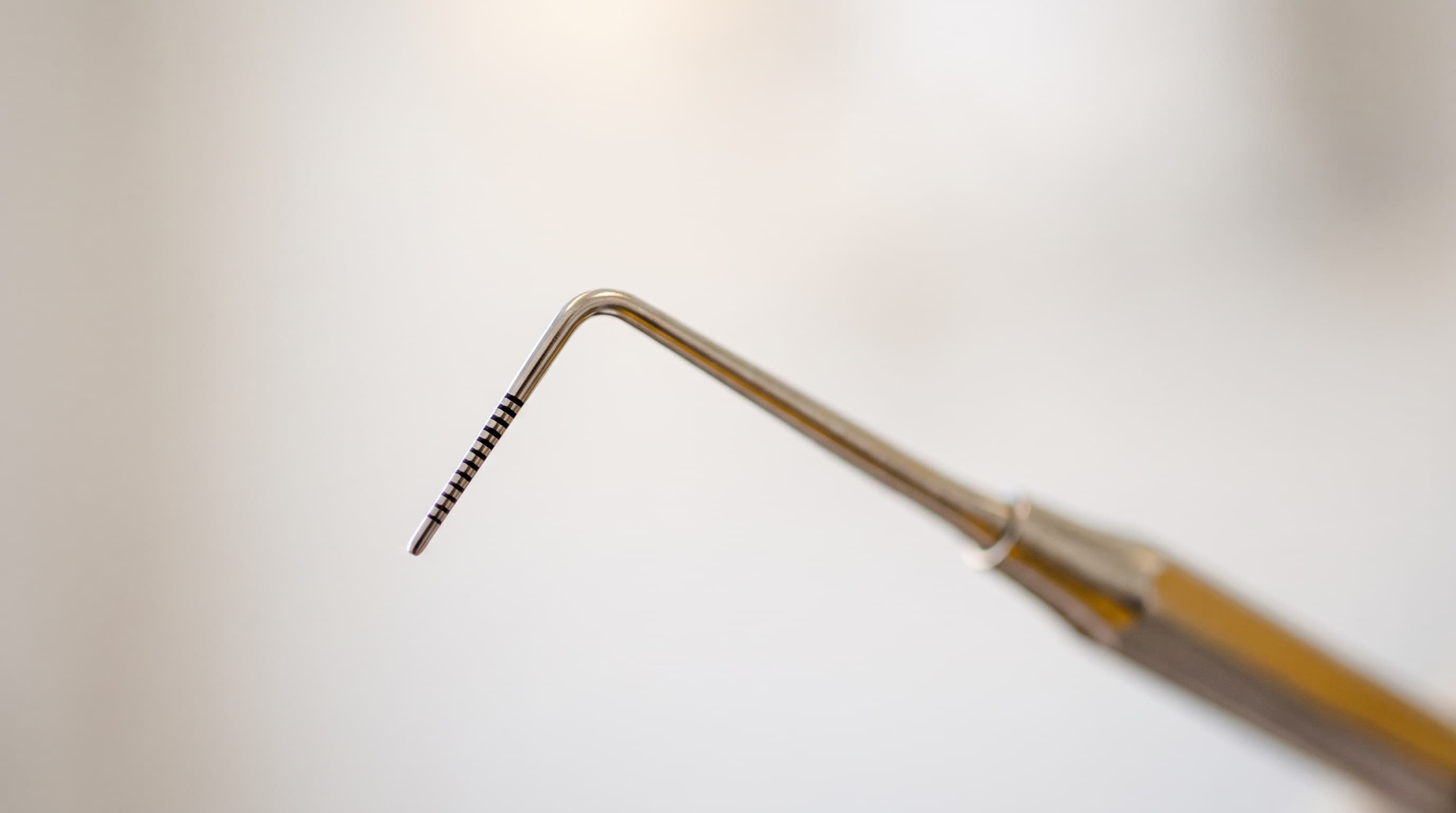 Parodontalsonde zur Messung der Zahnfleischtaschen bei dentalReinisch