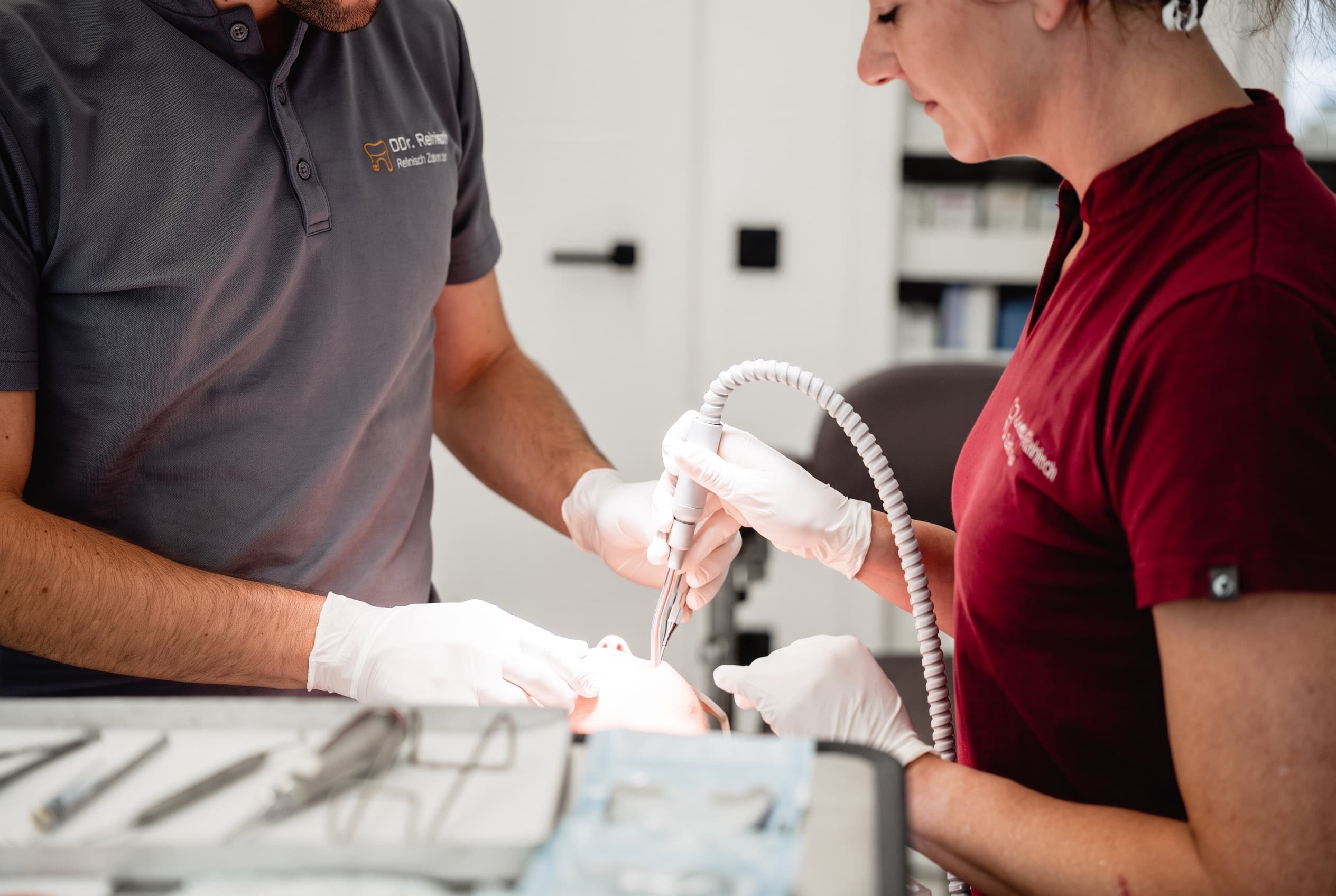 Behandler und Assistentin bei einem chirurgischen Eingriff in der Ordination dentalReinisch