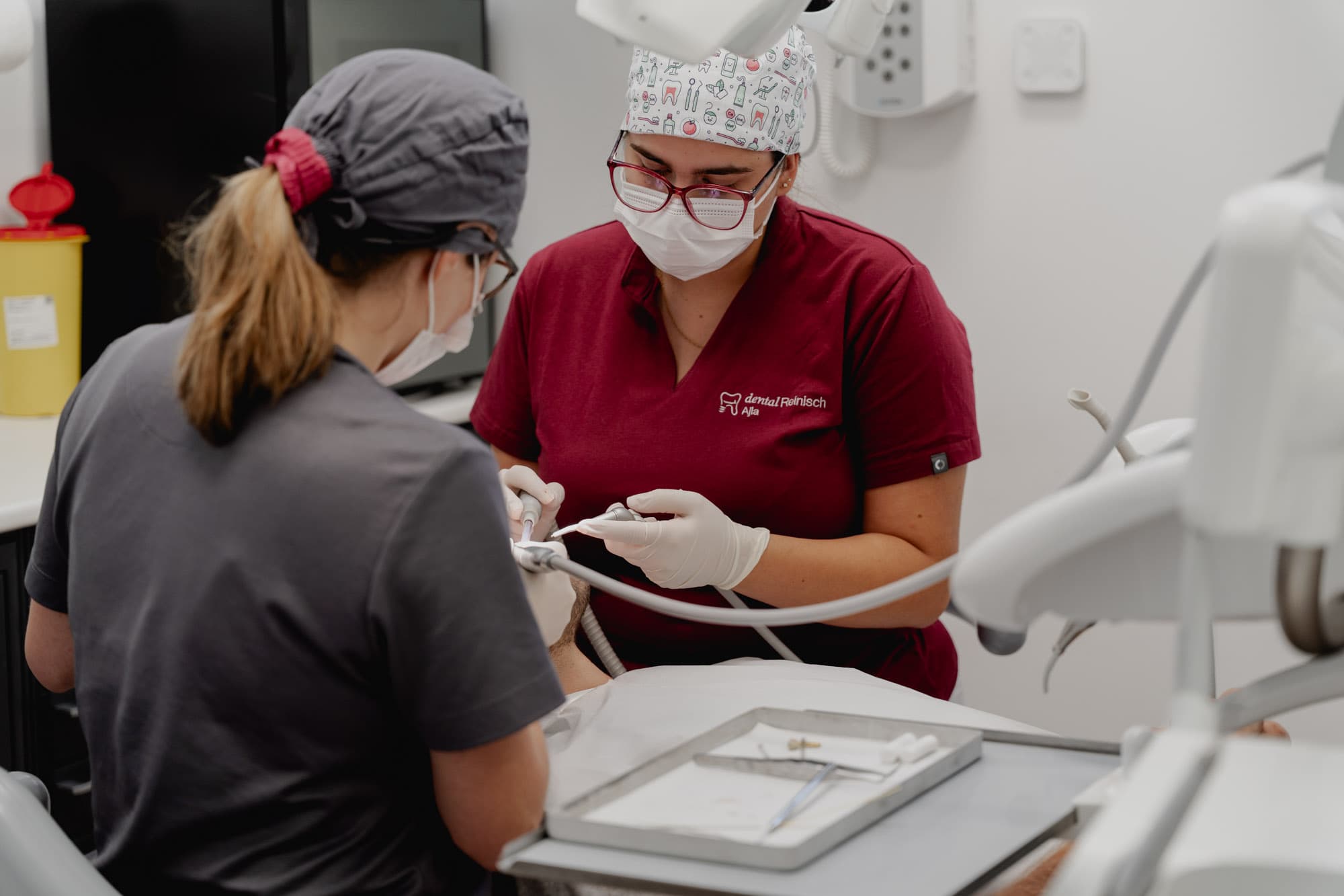 Zwei Assistentinnen bei der Behandlung in der Ordination dentalReinisch