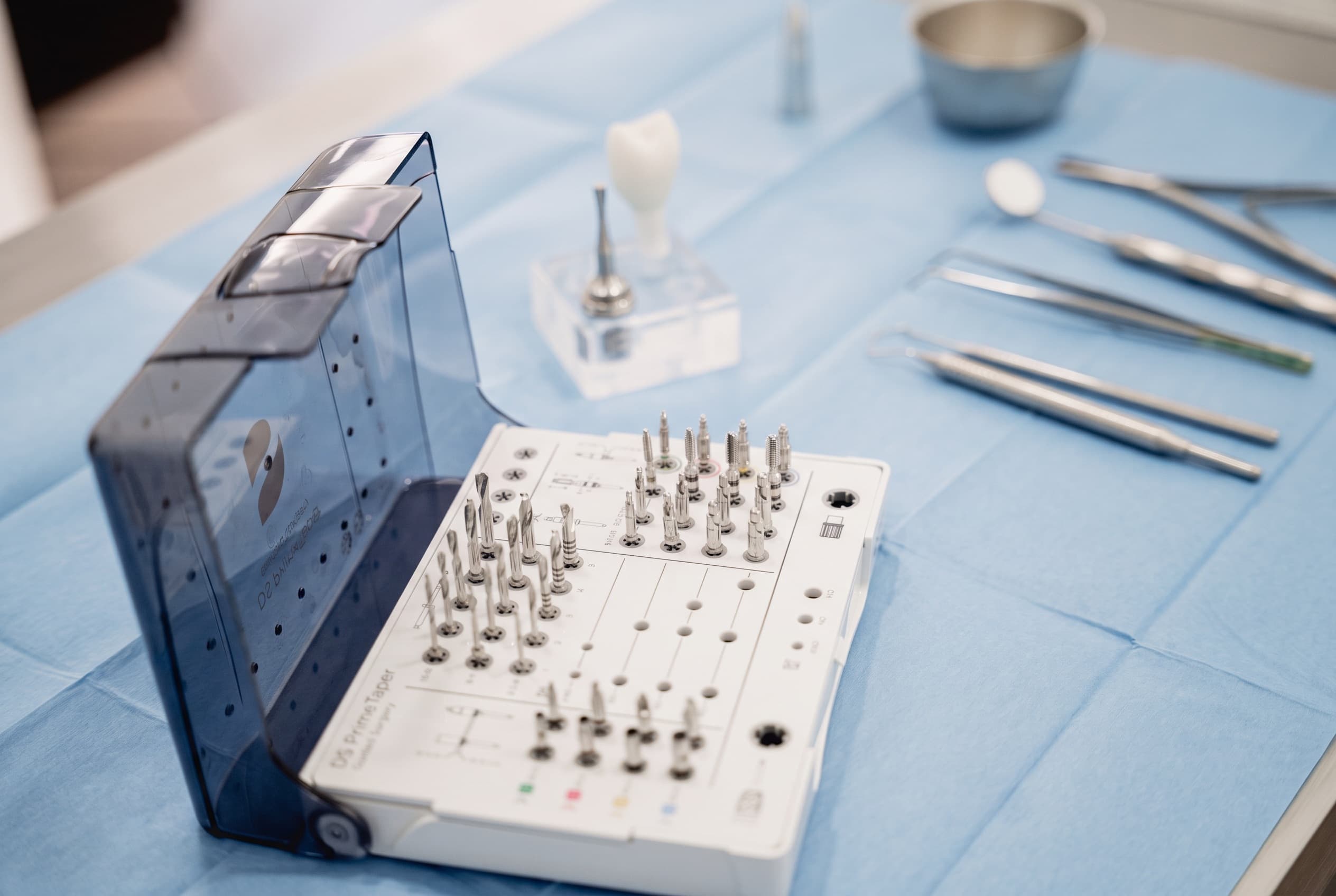 Implantat-Bohrersatz mit Modell eines Implantats und einer Krone bei dentalReinisch