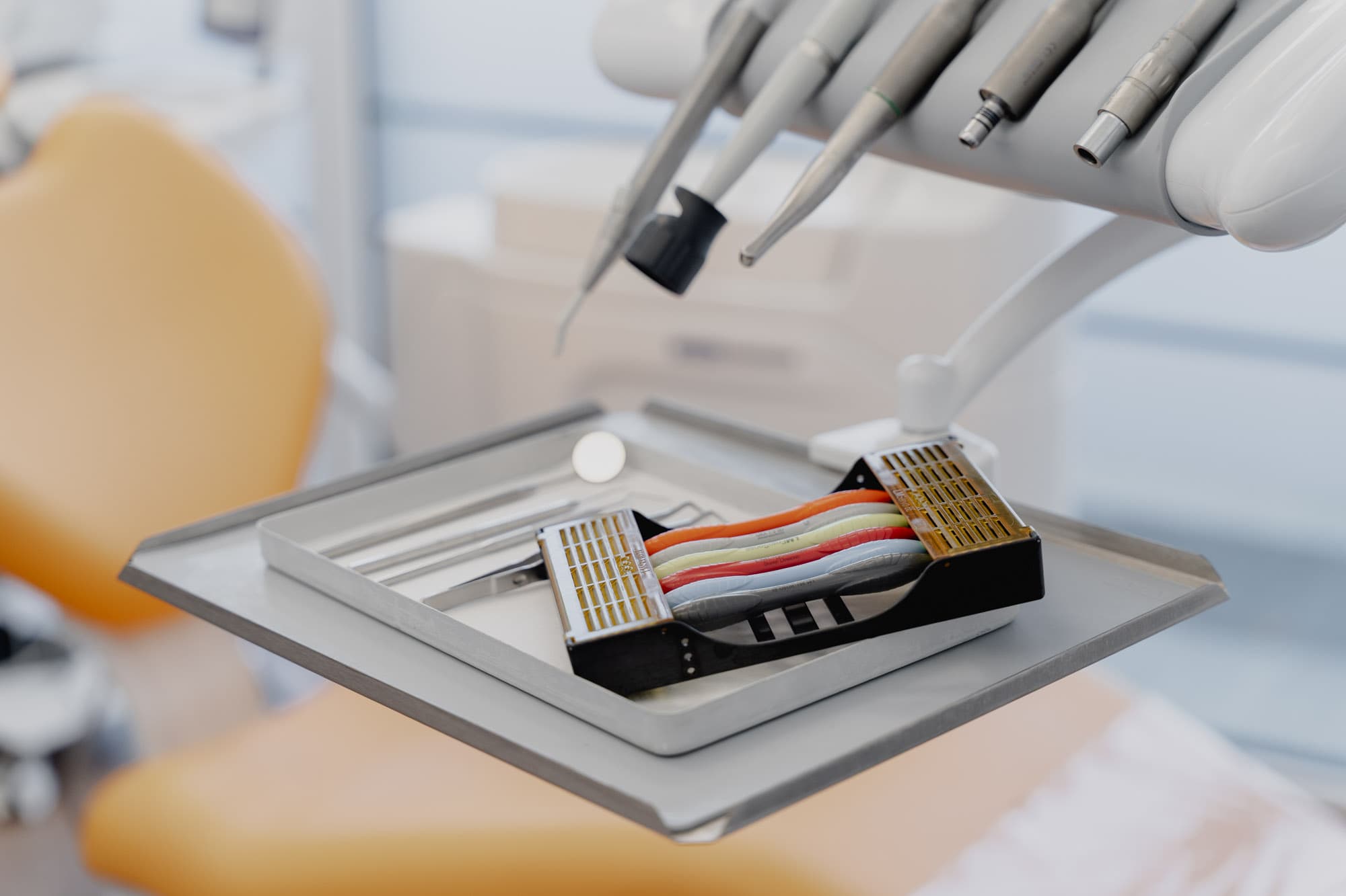 Instrumententray mit Interdentalbürsten und Spiegel bei dentalReinisch