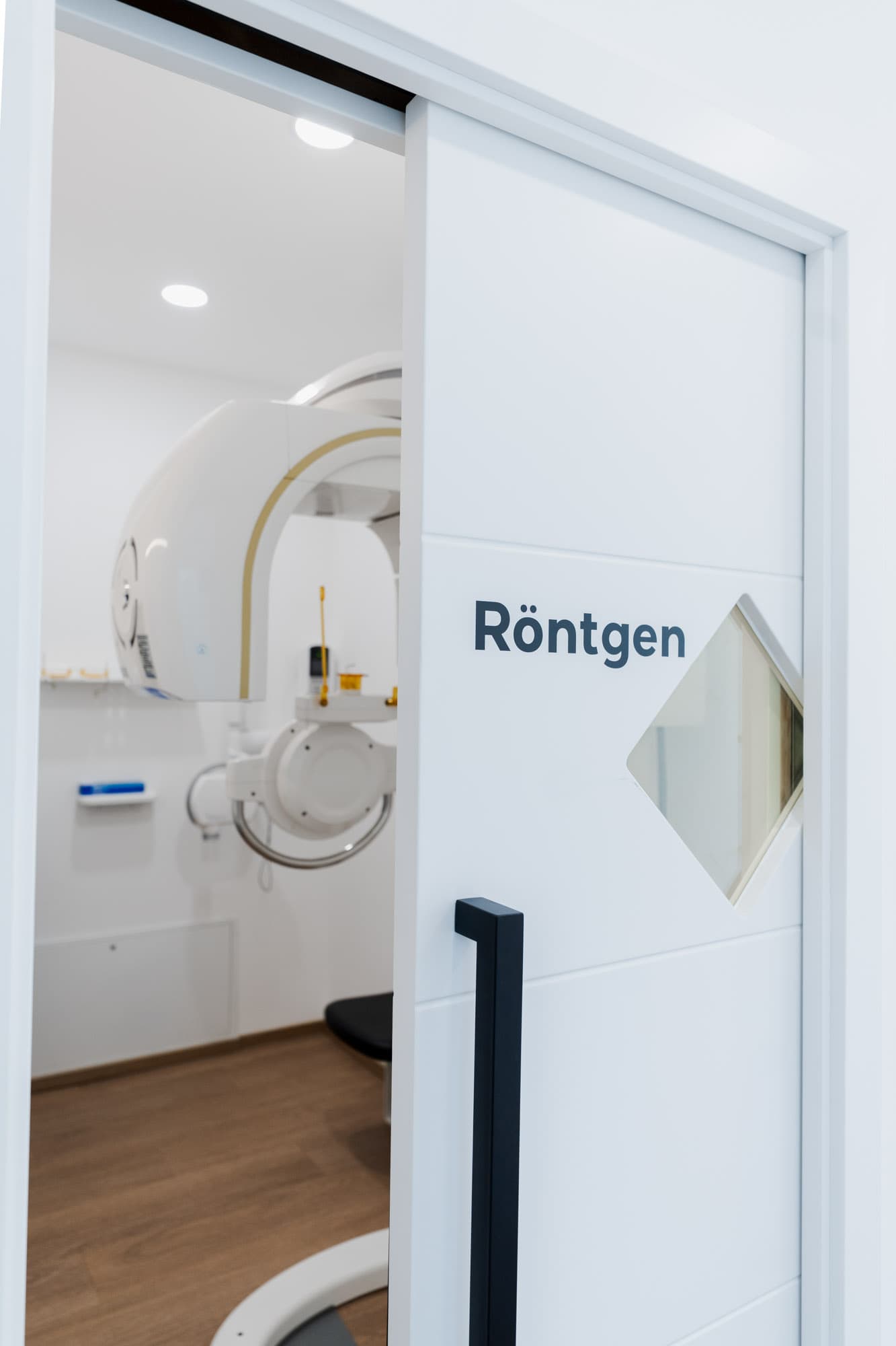3D-Röntgengerät hinter der Tür zum Röntgenraum in der Ordination dentalReinisch