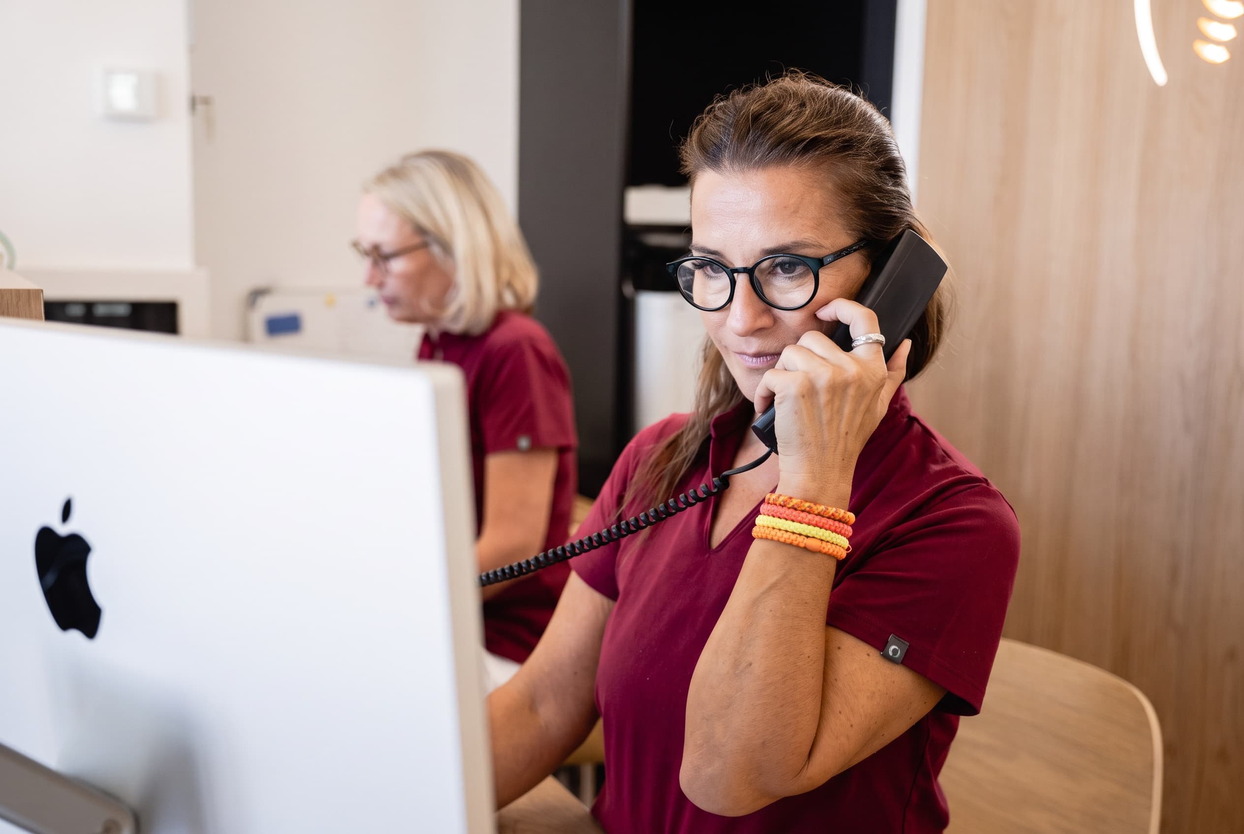 Empfang von dentalReinisch am Telefon bei der Terminvereinbarung