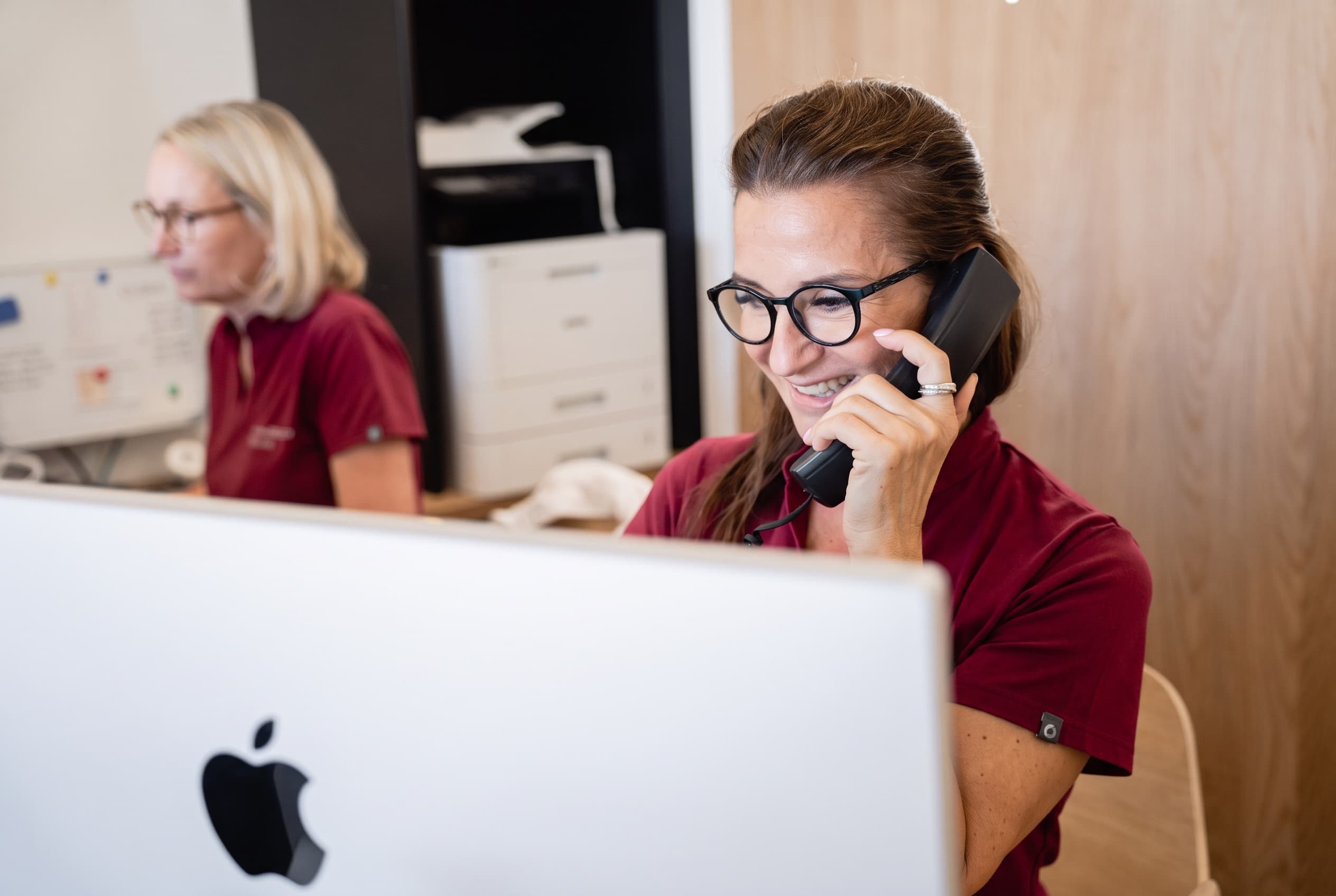 Empfang von dentalReinisch am Telefon bei der Terminvereinbarung