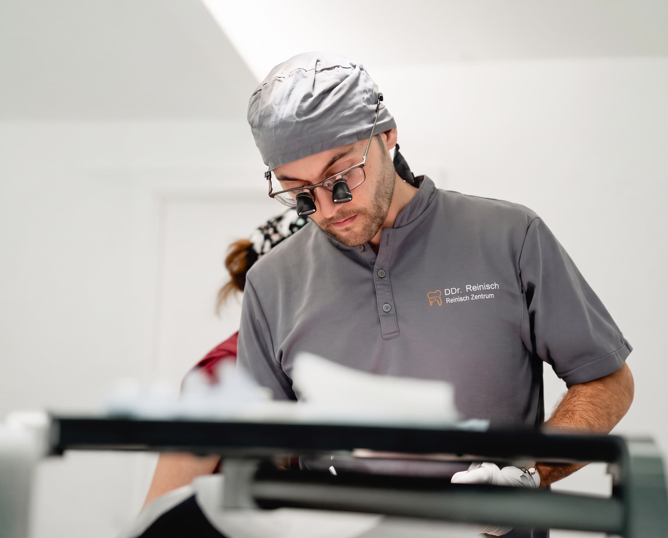 DDr. Manuel Reinisch bei der Behandlung in der Ordination dentalReinisch