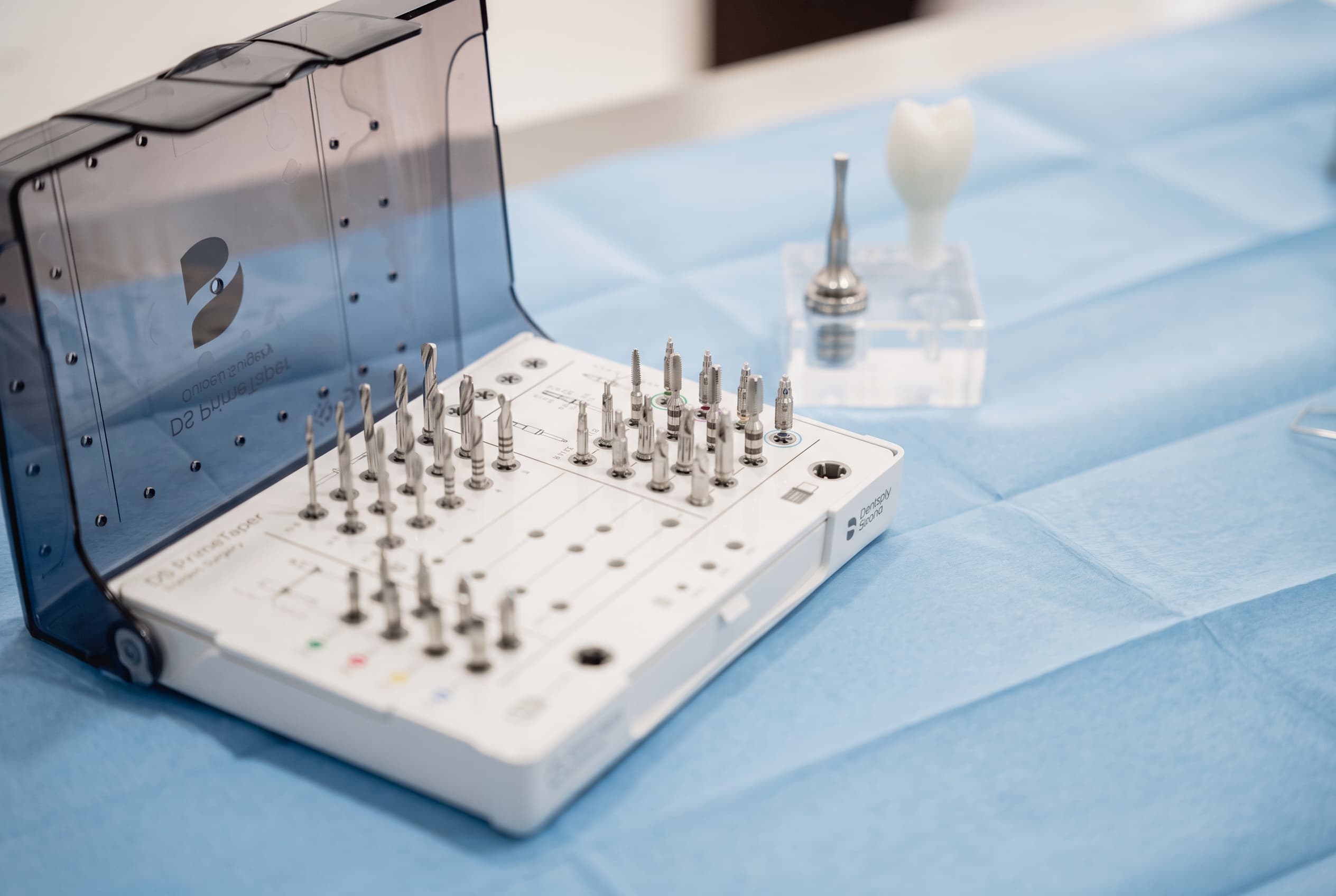 Implantat-Bohrersatz und Modell eines Implantats mit Krone bei dentalReinisch