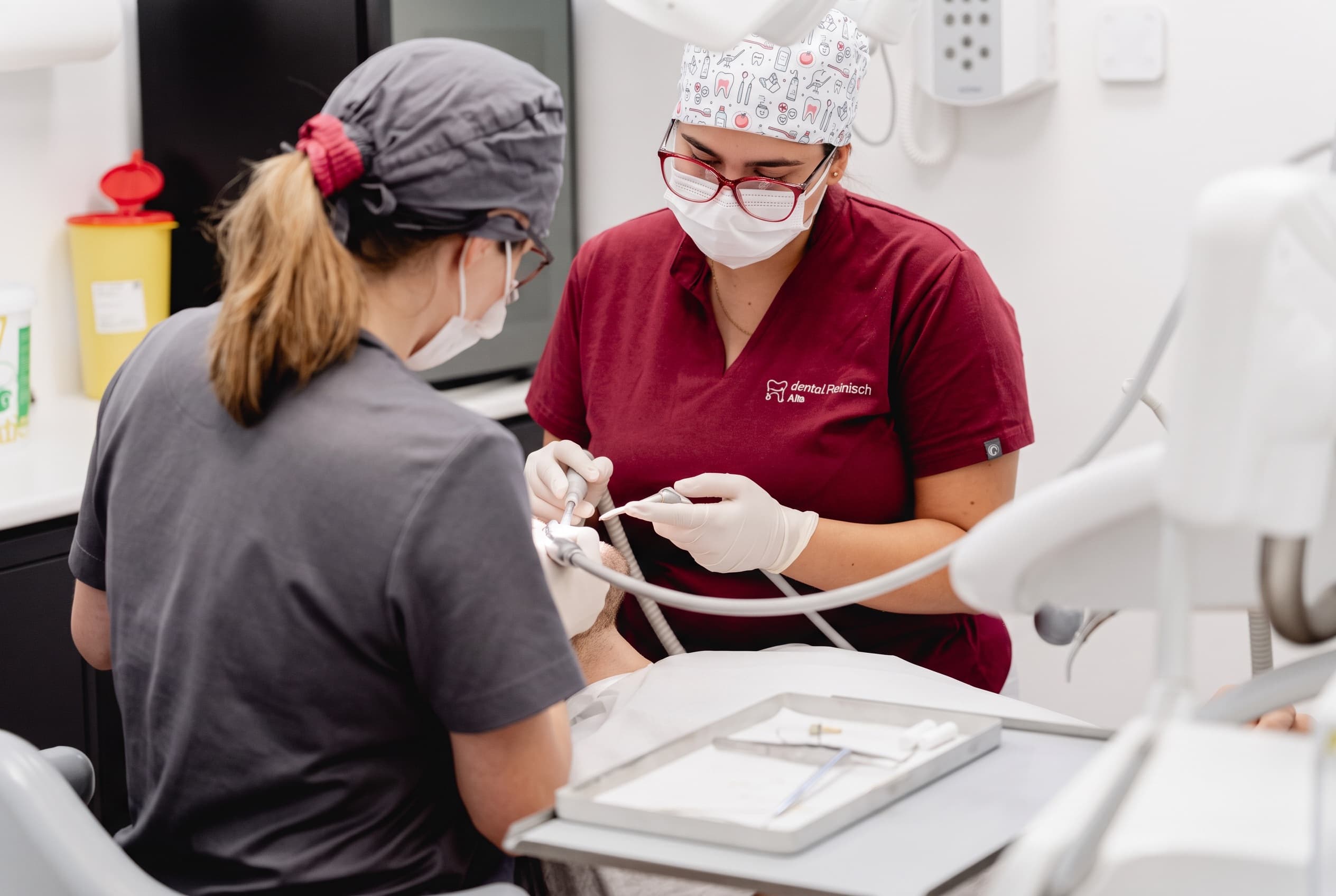 Behandlerin und Assistentin bei der Behandlung in der Ordination dentalReinisch