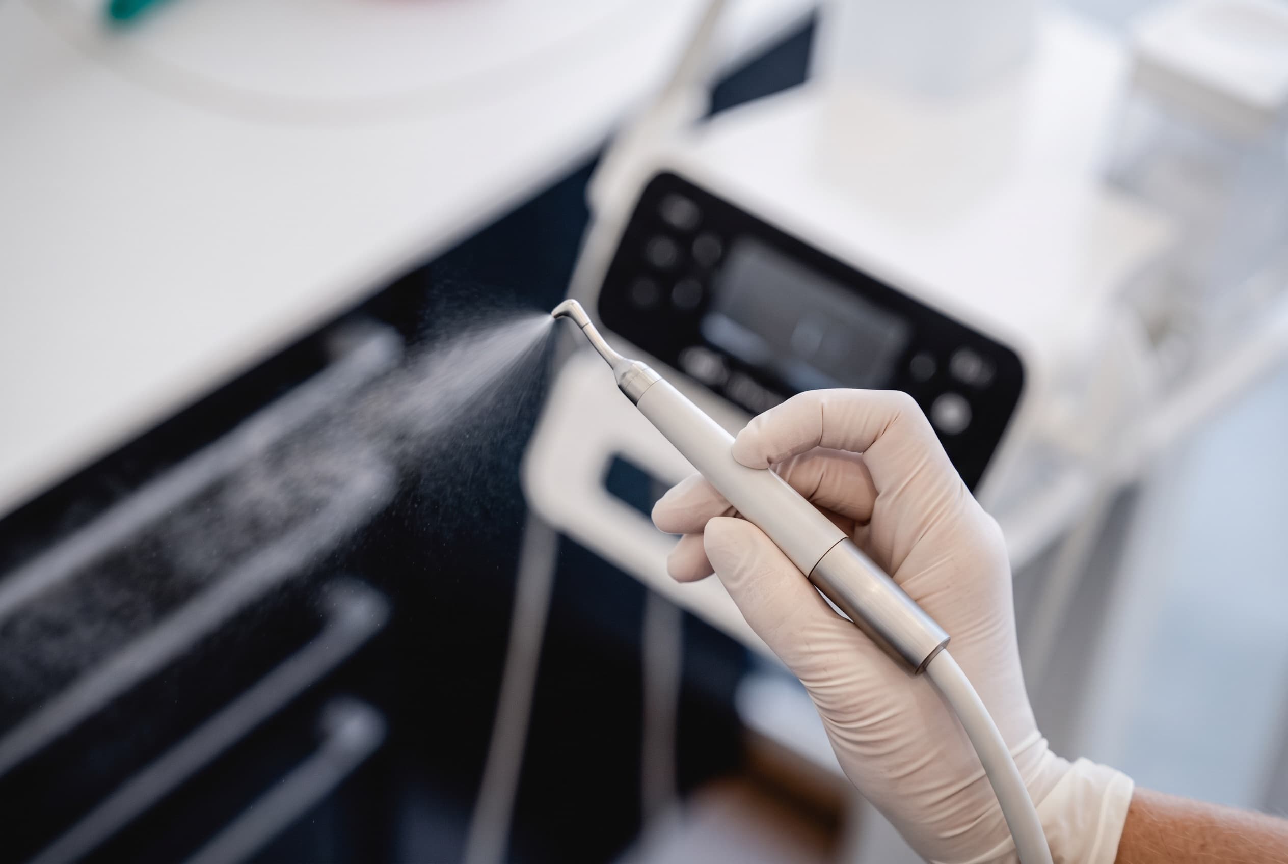 Pulverstrahlgerät bei der professionellen Zahnreinigung bei dentalReinisch