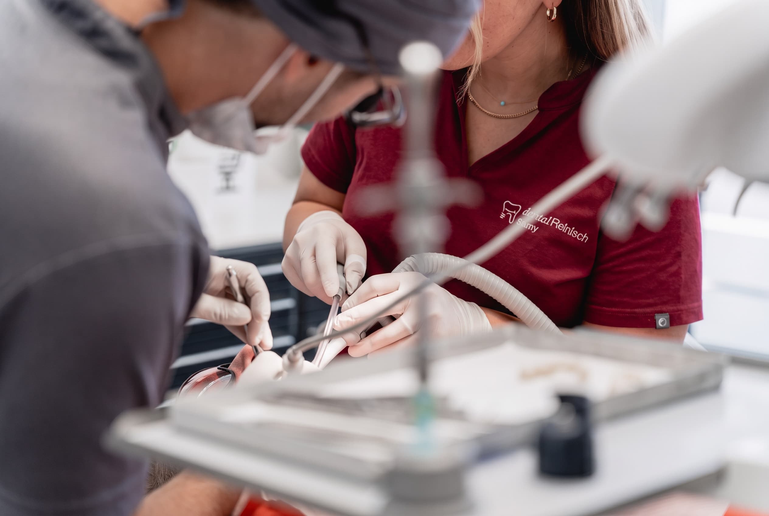 Behandler und Assistentin arbeiten Hand in Hand in der Ordination dentalReinisch