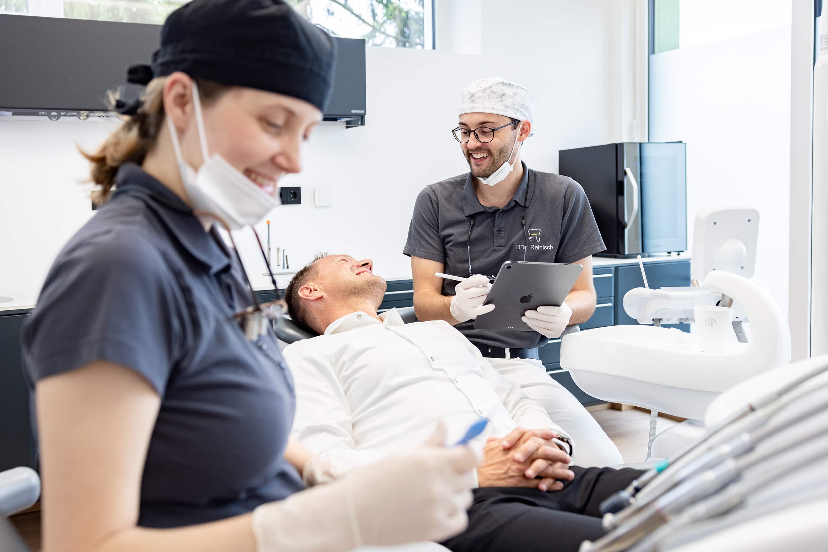 Beratungsgespräch am Behandlungsstuhl in der Ordination dentalReinisch