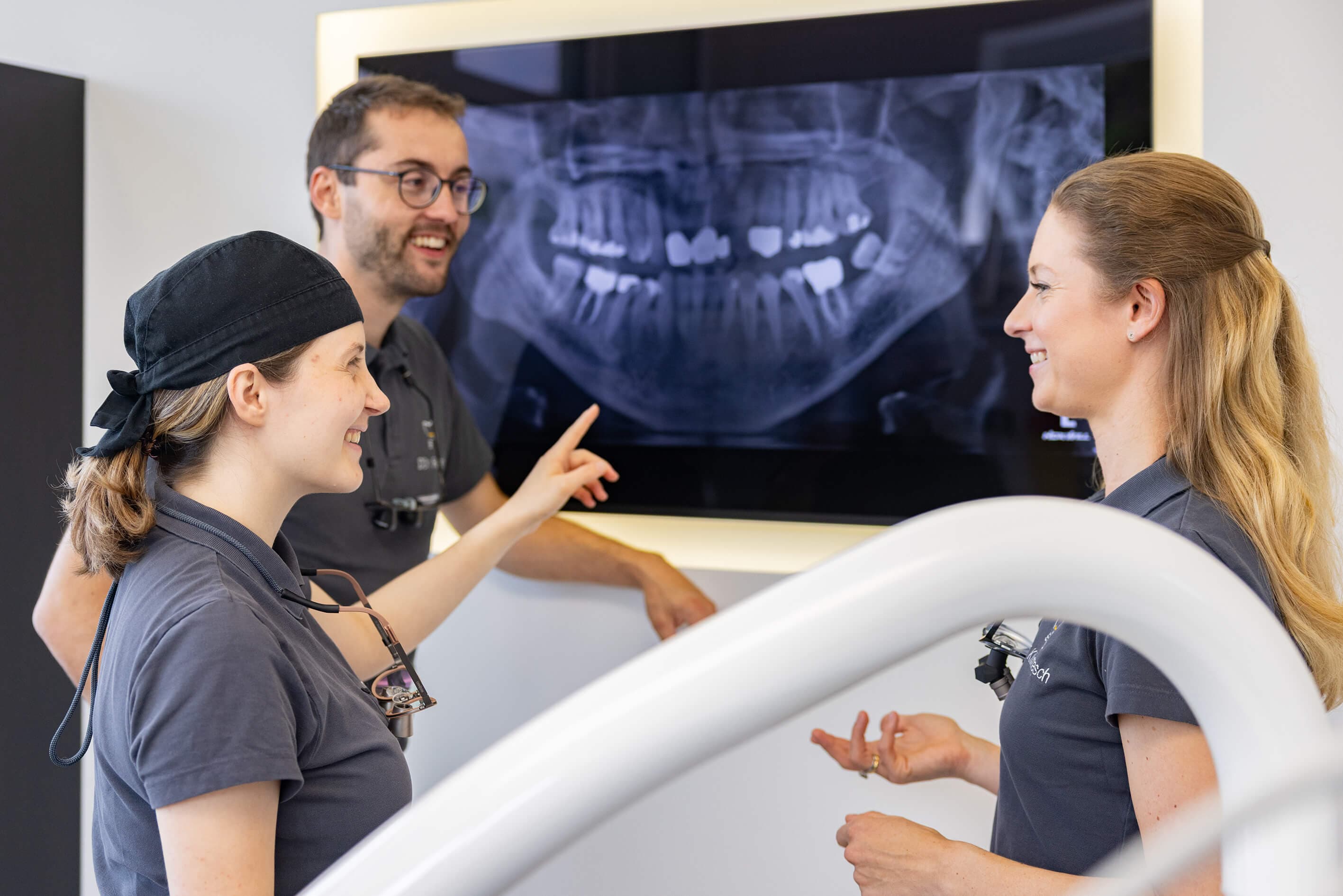 Team bespricht ein Röntgenbild in der Ordination dentalReinisch