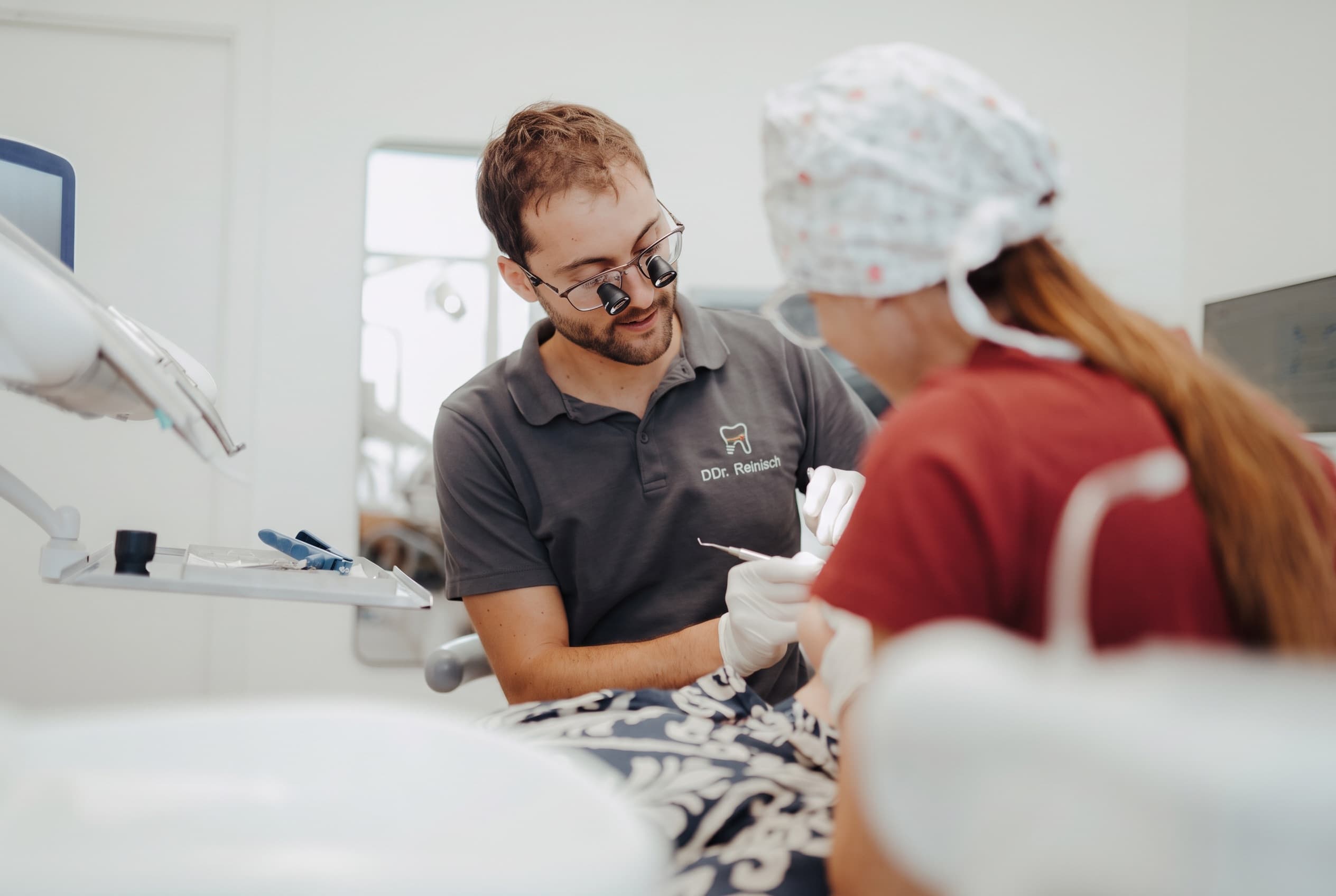 DDr. Reinisch bei der Behandlung mit Assistenz in der Ordination dentalReinisch