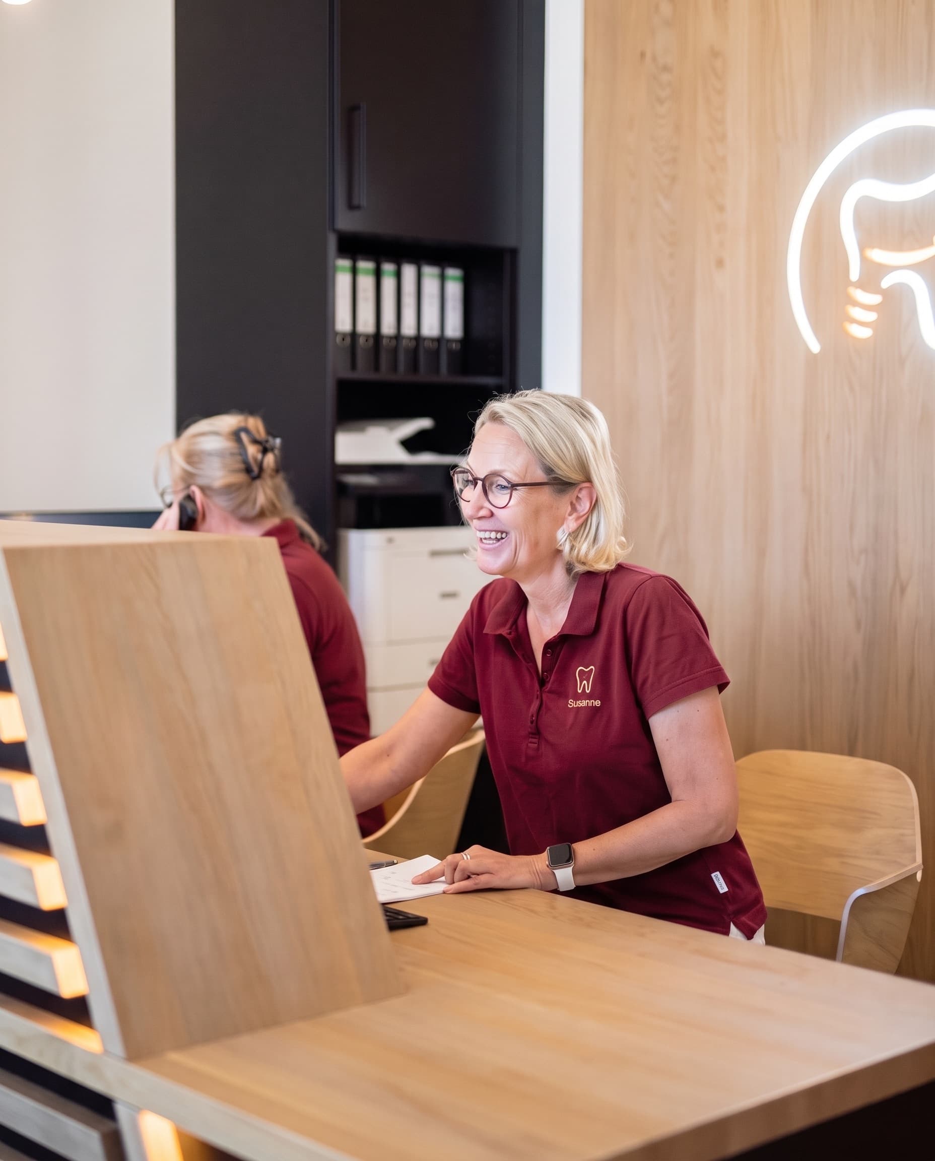 Mitarbeiterin am Empfang der Ordination dentalReinisch