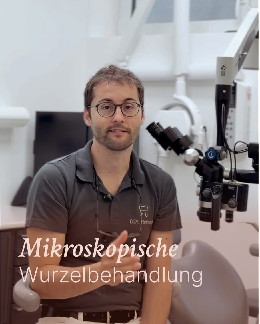 DDr. Reinisch erklärt am Mikroskop die mikroskopische Wurzelbehandlung.