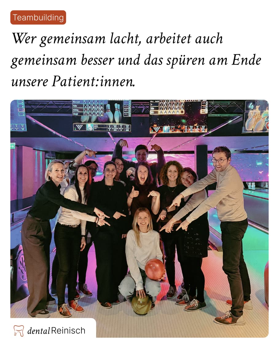 Das Team von dentalReinisch beim Teambuilding-Abend auf der Bowlingbahn.