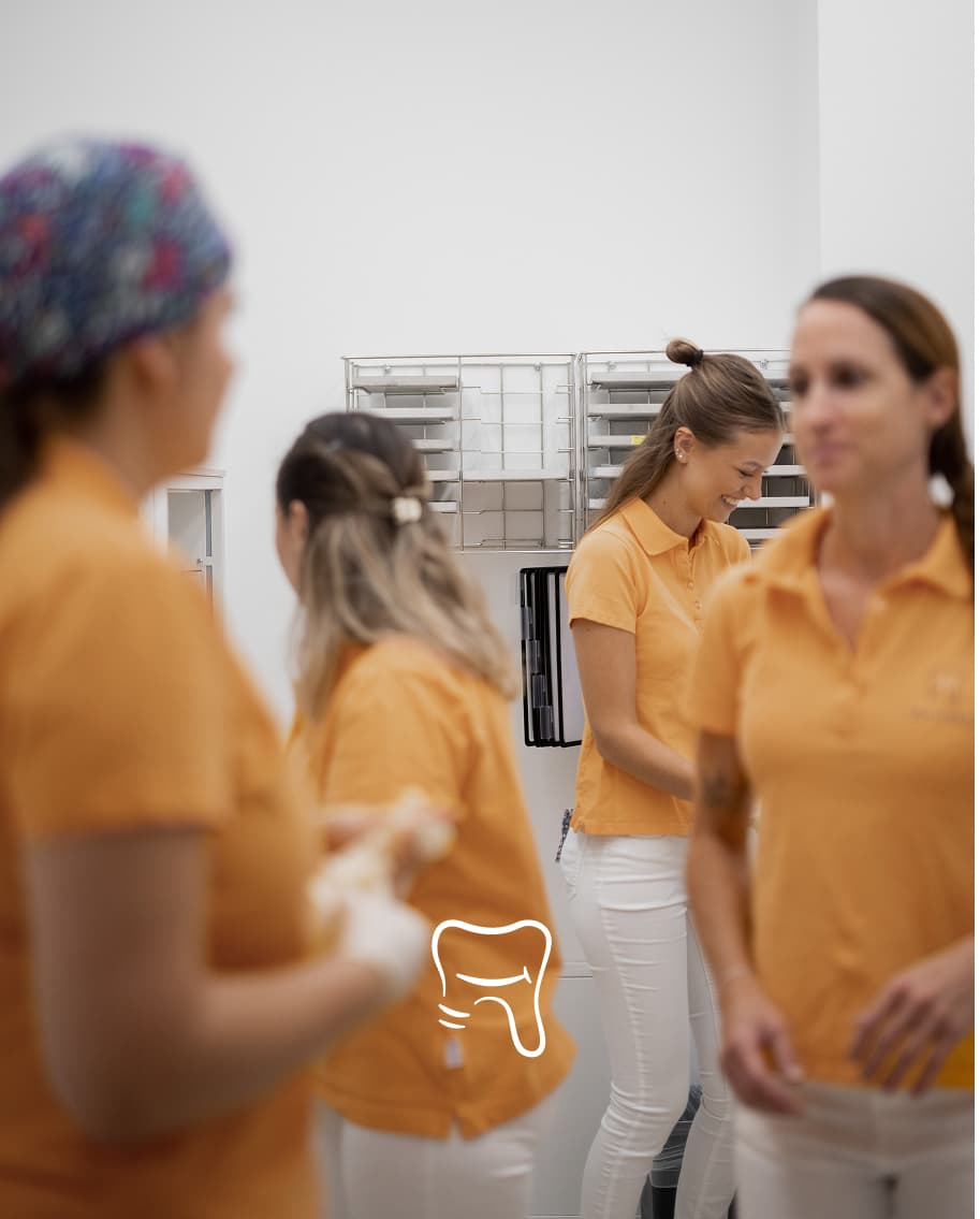 Das Team von dentalReinisch bereitet den Behandlungsraum vor.