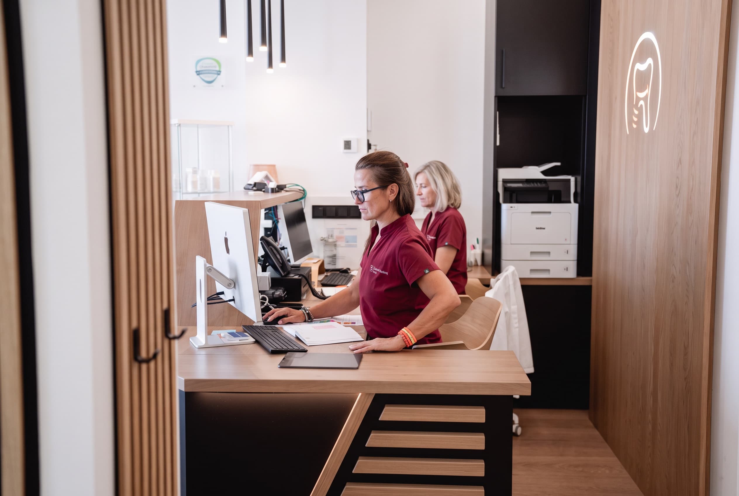 Team am Empfang der Ordination dentalReinisch