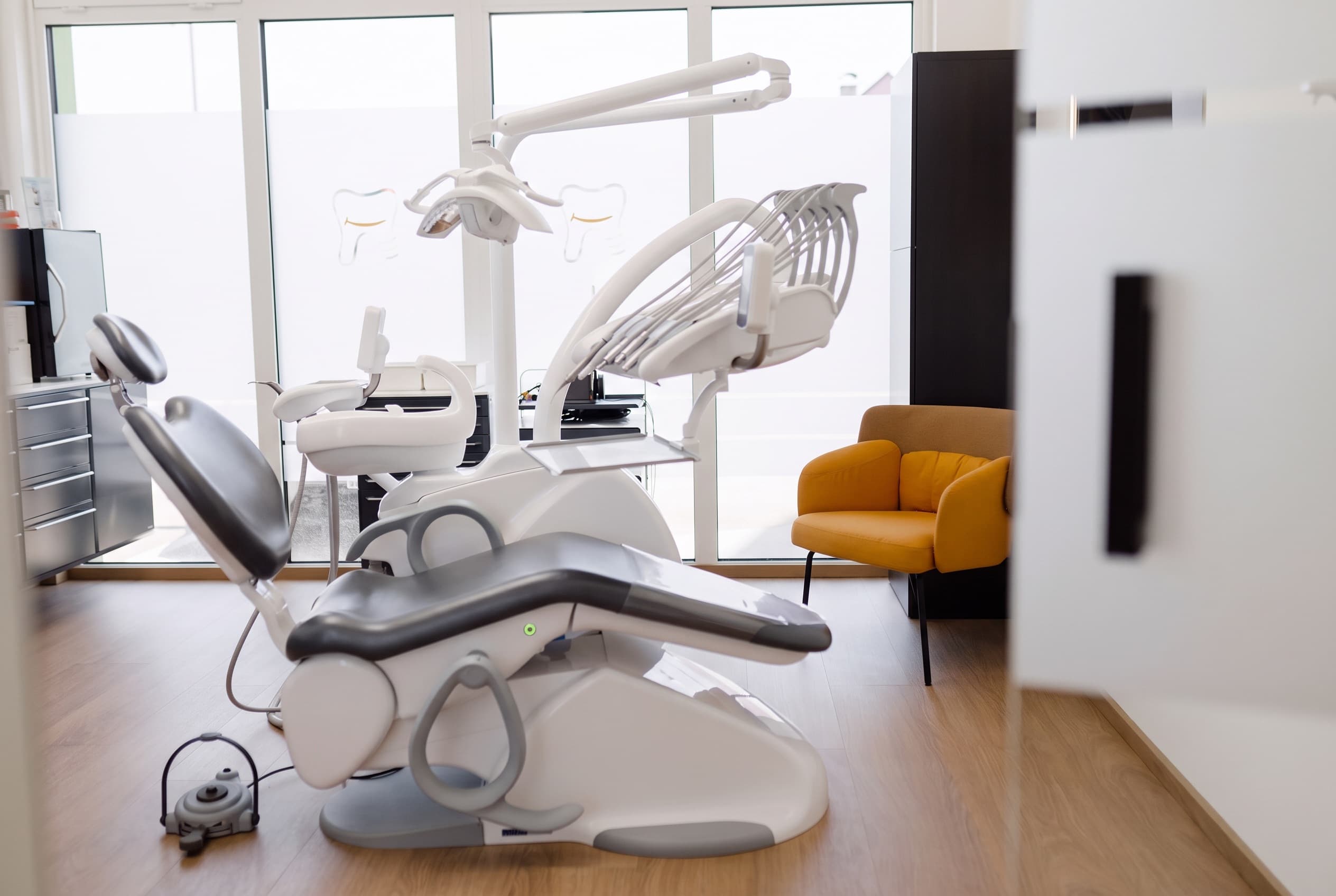 Moderner Behandlungsraum in der Ordination dentalReinisch