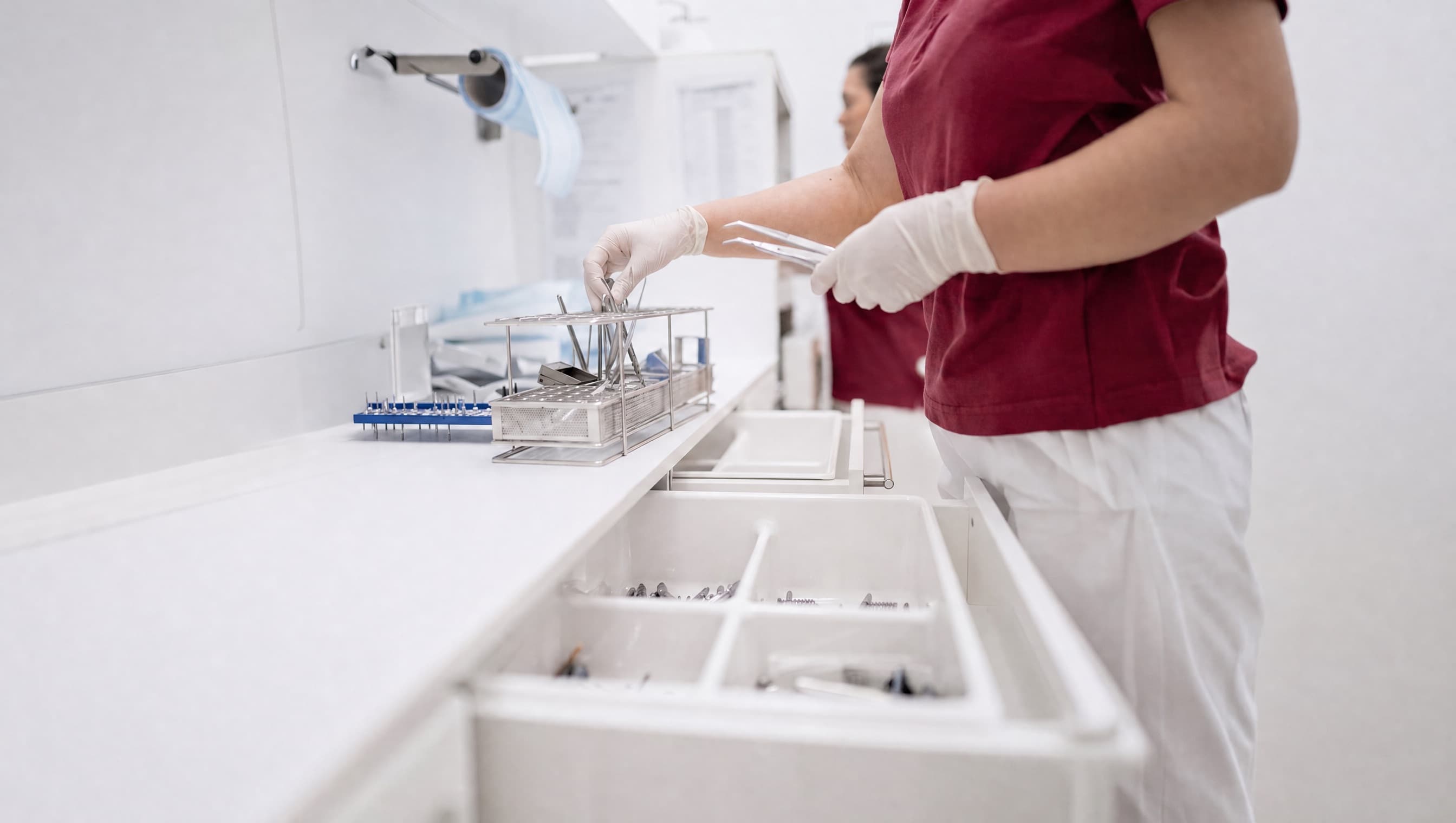 Mitarbeiterin bereitet Instrumente in der Ordination dentalReinisch vor